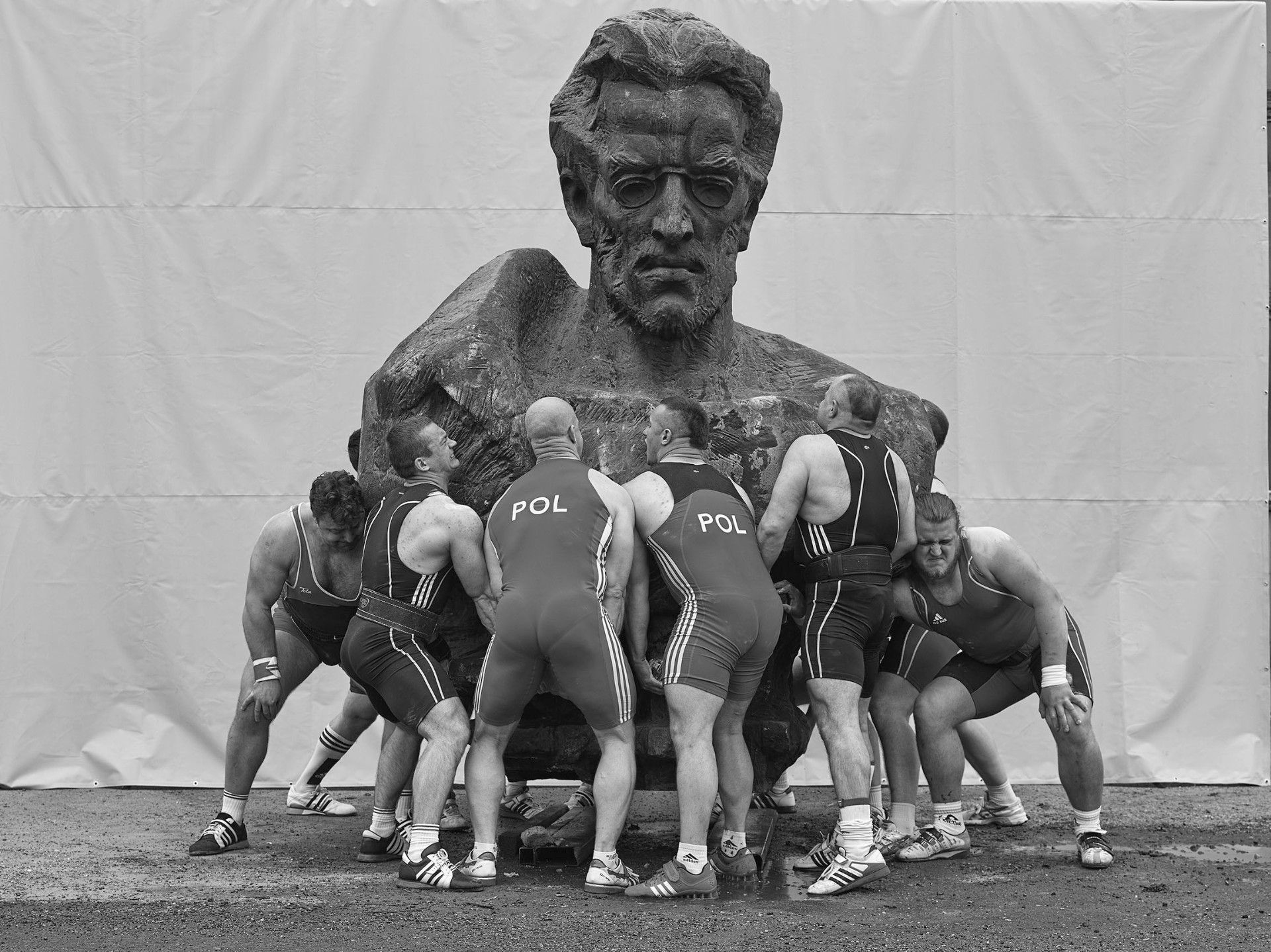 <p>Christian Jankowski, <em>Heavy Weight History (Ludwik Waryński),</em> fotografia czarno-biała na papierze barytowym, 140 x 186,8 cm, 2013 (Fotografia: Szymon Rogiński). Dzięki uprzejmości artysty</p>